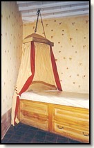 Photo d'un lit avec baldaquin