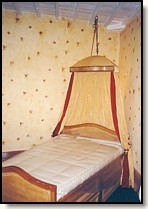 Photo d'un lit avec baldaquin